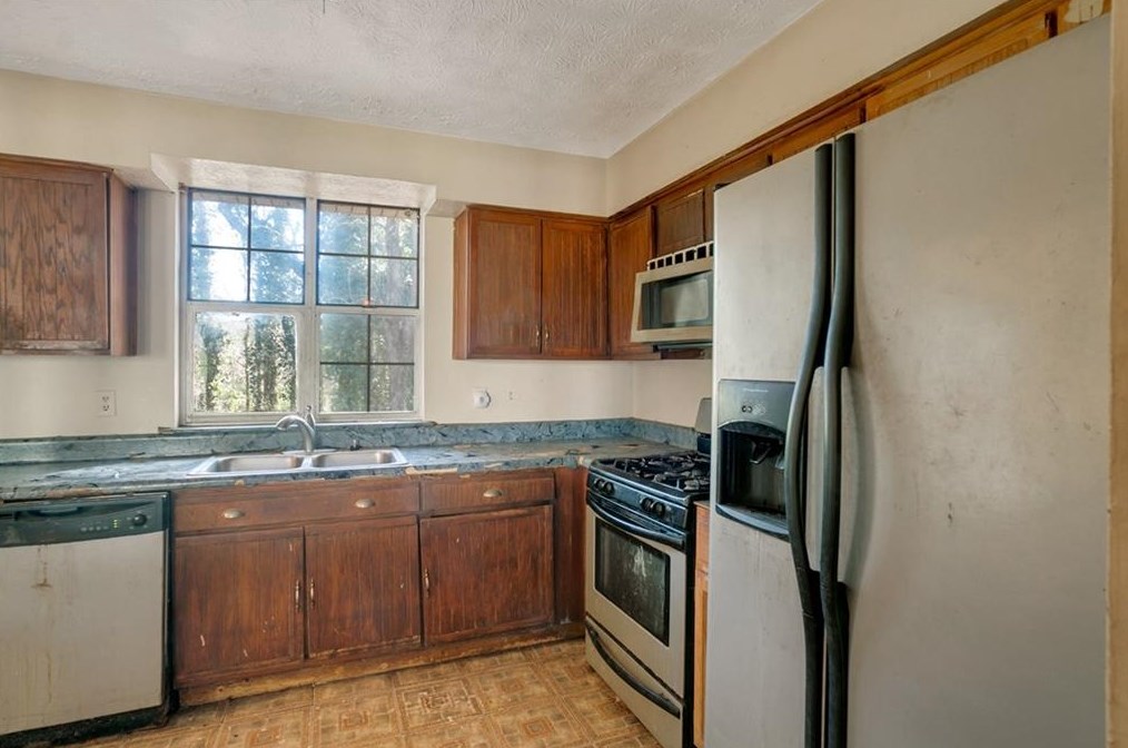 2457 Corner Shoals Dr, Decatur GA  30034-1224 exterior