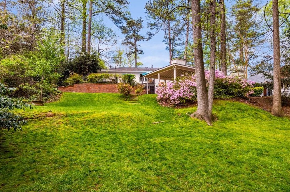 347 Old Ivy Rd, Atlanta GA  30342-4545 exterior