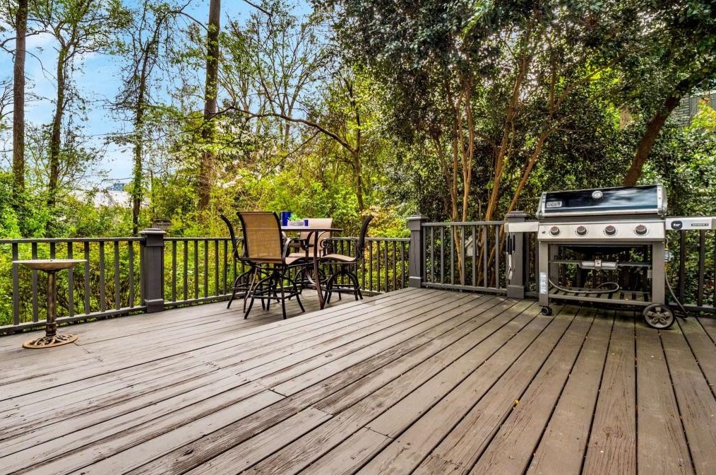 347 Old Ivy Rd, Atlanta GA  30342-4545 exterior