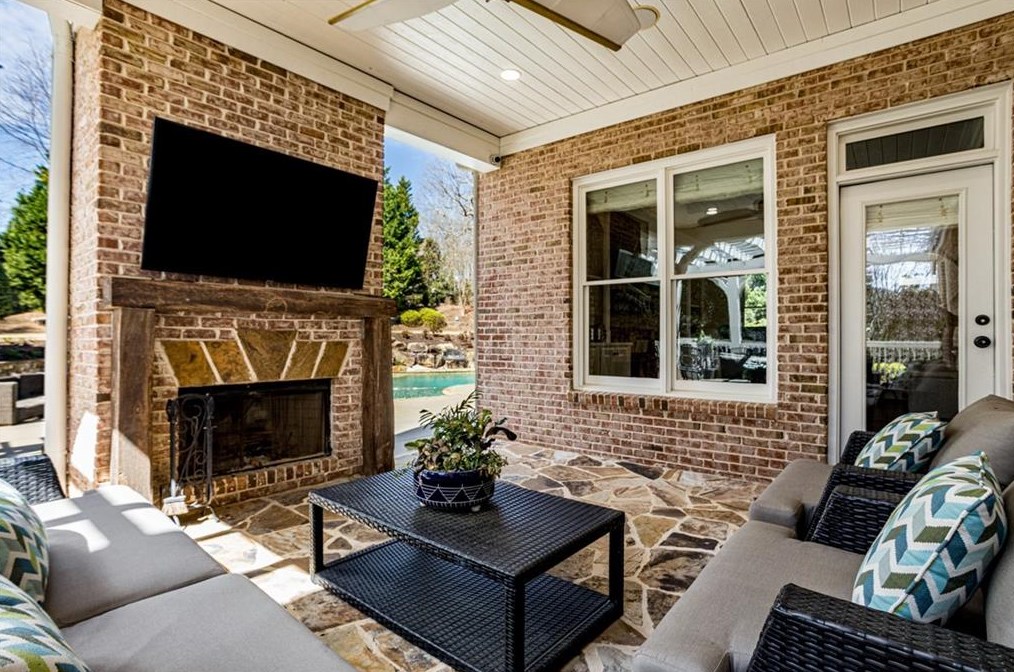 1238 Basnett Dr, Alpharetta GA  30004-0882 exterior