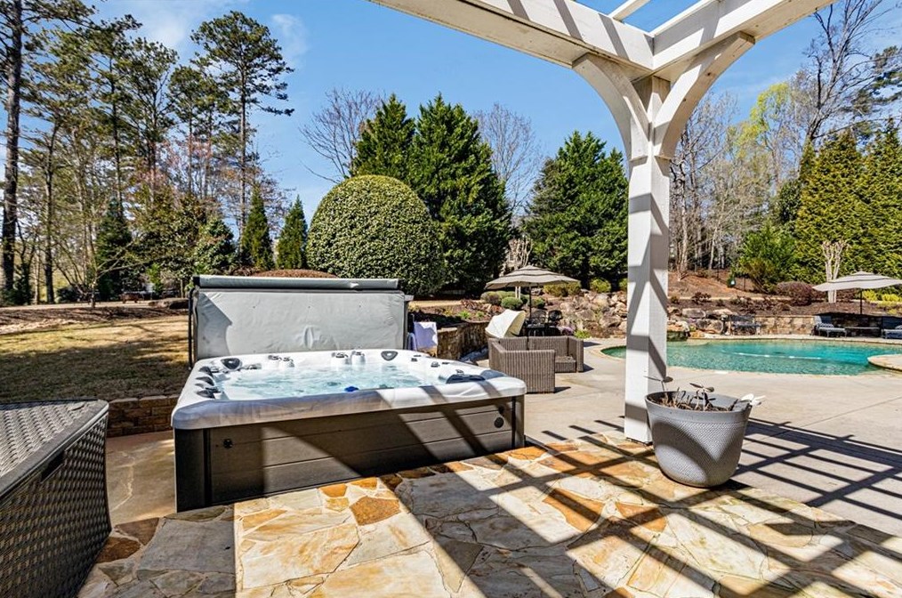 1238 Basnett Dr, Alpharetta GA  30004-0882 exterior