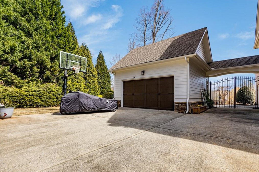 1238 Basnett Dr, Alpharetta GA  30004-0882 exterior