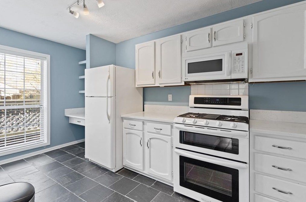 1305 Weatherstone Way, Atlanta GA  30324-4641 exterior