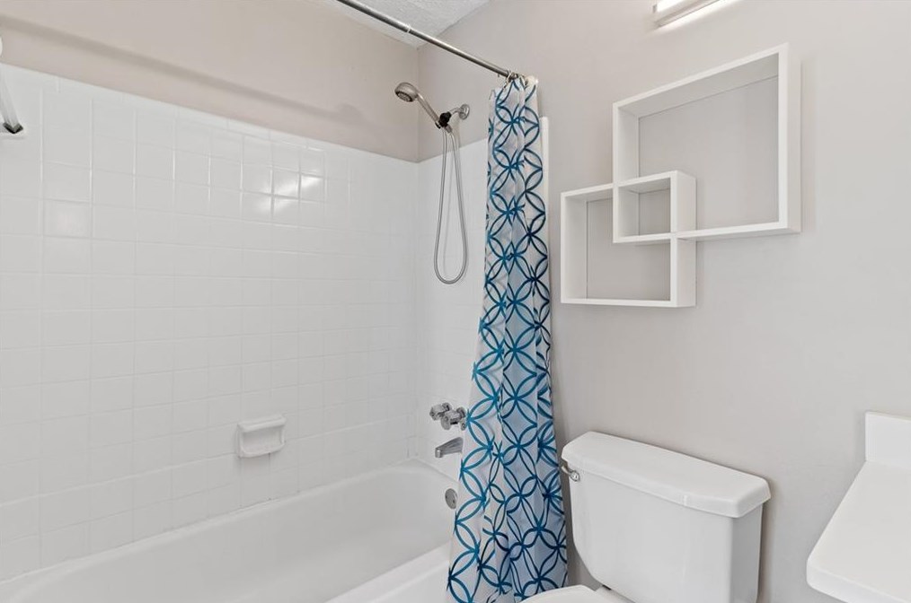 1305 Weatherstone Way, Atlanta GA  30324-4641 exterior