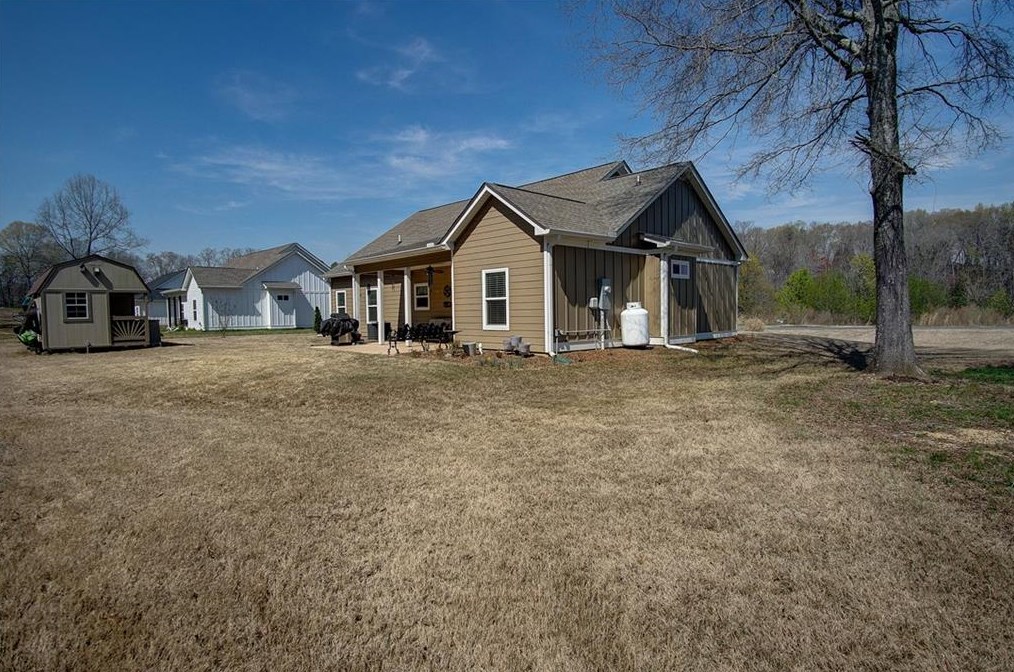 372 Peachtree Ln, Calhoun GA  30701-4388 exterior