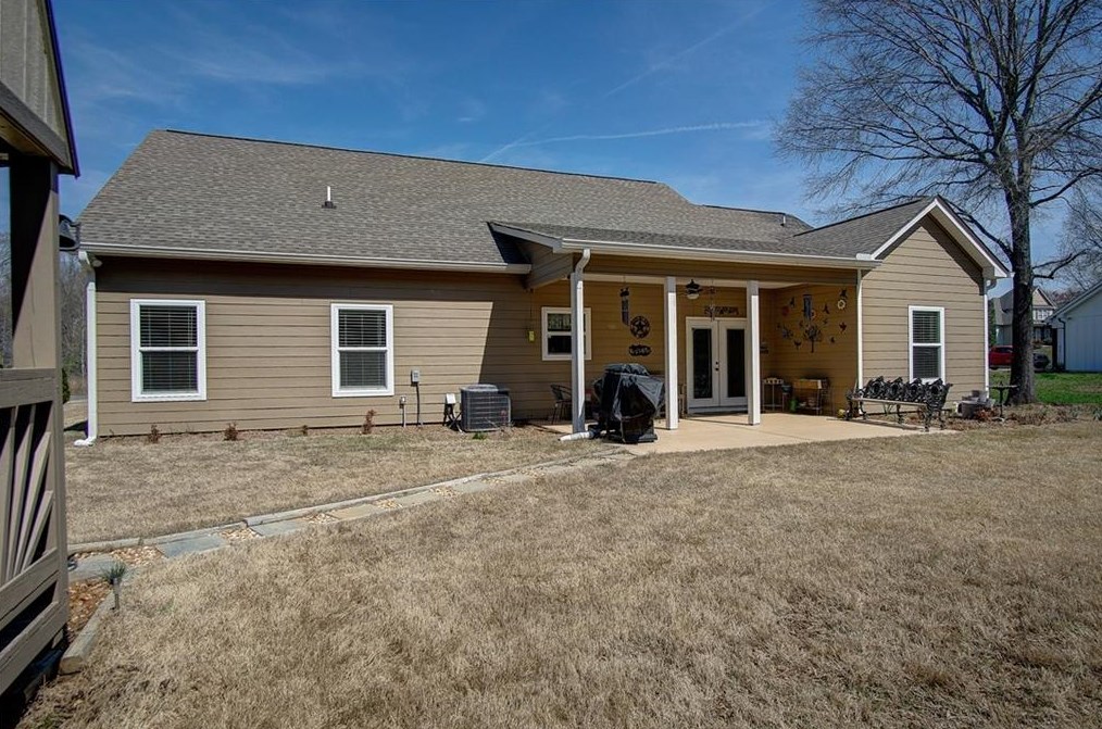 372 Peachtree Ln, Calhoun GA  30701-4388 exterior