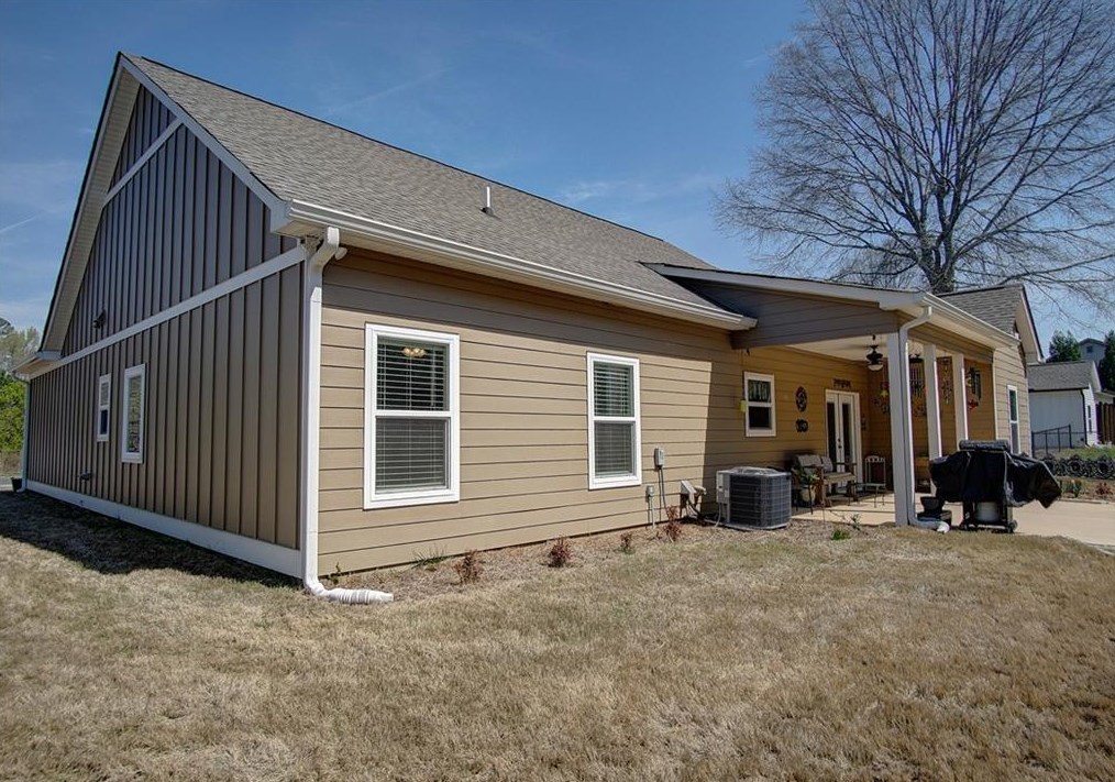 372 Peachtree Ln, Calhoun GA  30701-4388 exterior