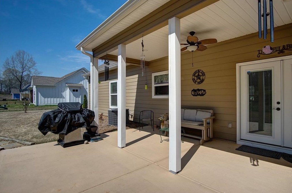 372 Peachtree Ln, Calhoun GA  30701-4388 exterior