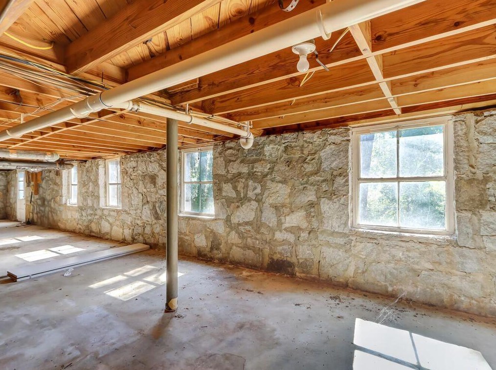 2121 Trailmark Dr, Decatur GA  30033-1933 exterior