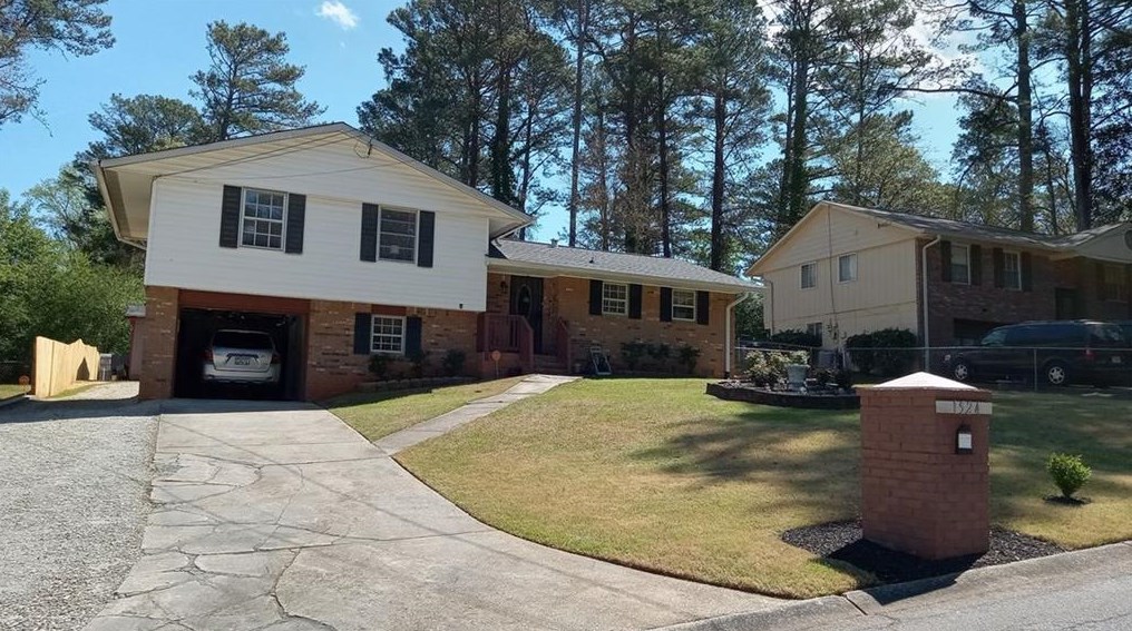 1524 Pine Glen Cir, Decatur GA  30035-1527 exterior