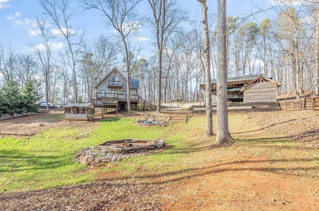 172 Beacon Hl Dr, Cleveland, GA 30528