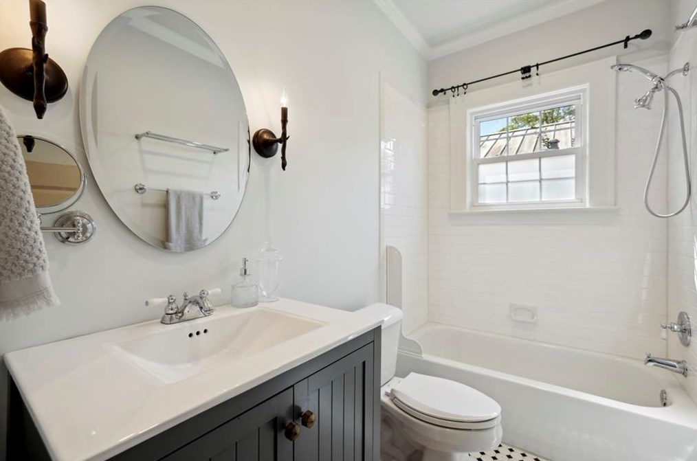 224 Chelsea Dr, Decatur GA  30030-5004 exterior