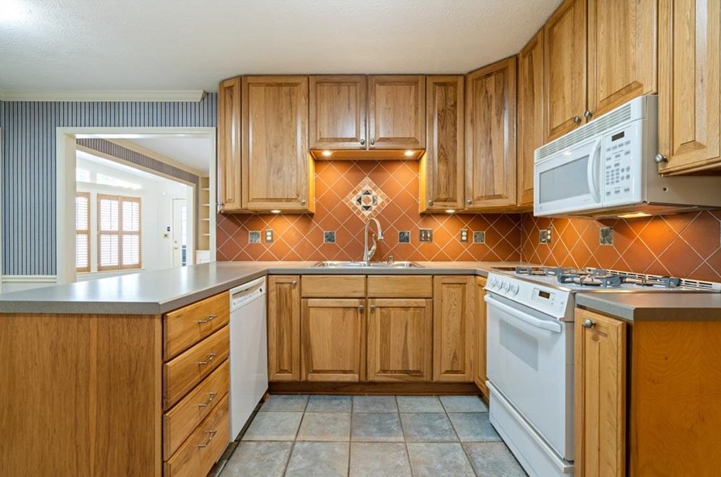 528 Hilldale Dr, Decatur GA  30030-3828 exterior