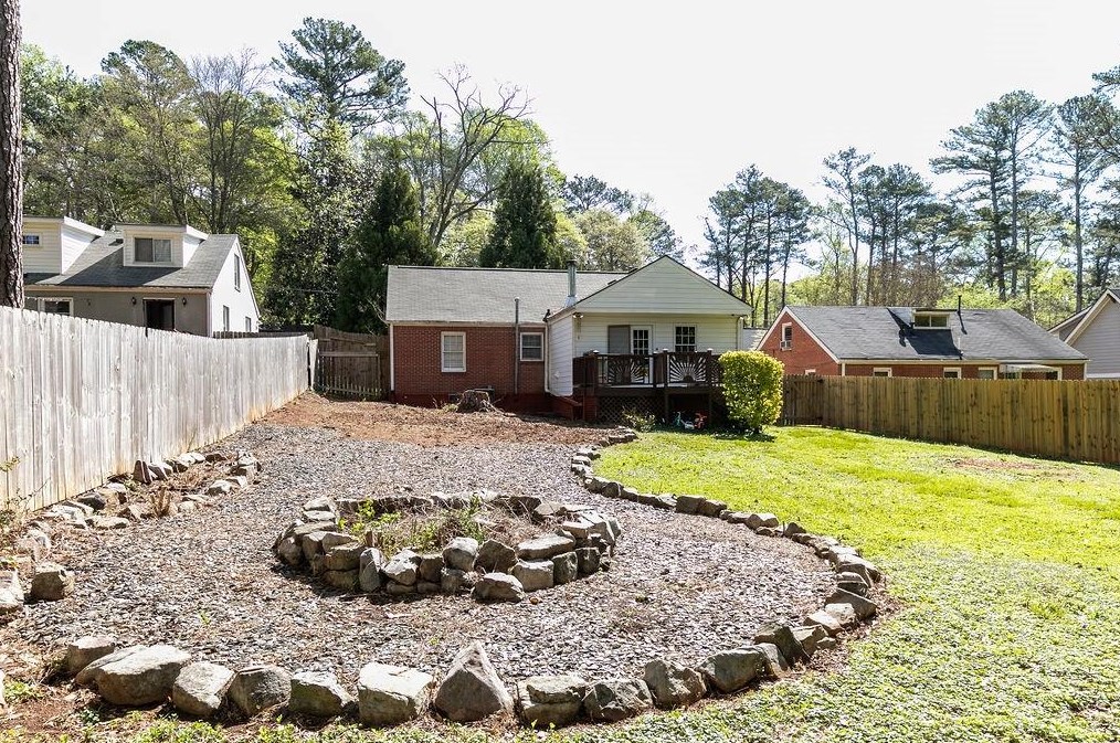 1538 Deerwood Dr, Decatur GA  30030-4516 exterior