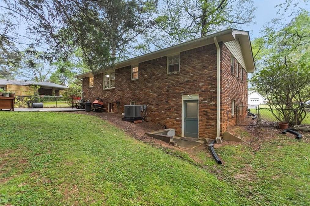 3170 Sprucewood Dr, Decatur GA  30033-2506 exterior