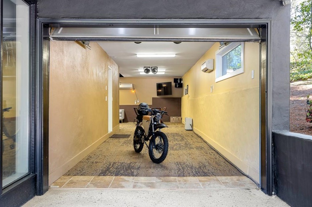 1042 Nawench Dr, Atlanta GA  30327-1340 exterior