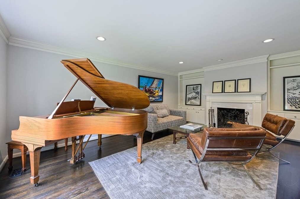 4384 Whitewater Creek Rd, Atlanta GA  30327-3958 exterior