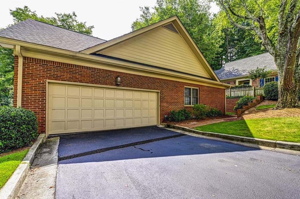 1875 Bedfordshire Ct, Decatur GA  30033-1400 exterior