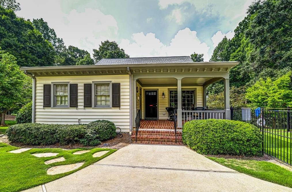 1875 Bedfordshire Ct, Decatur GA  30033-1400 exterior