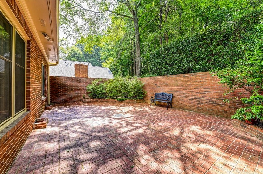 1875 Bedfordshire Ct, Decatur GA  30033-1400 exterior