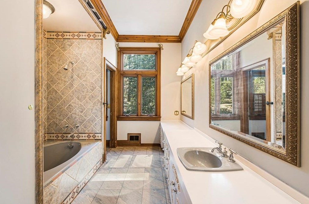 100 Wilderbluff Ct, Atlanta GA  30328-1147 exterior