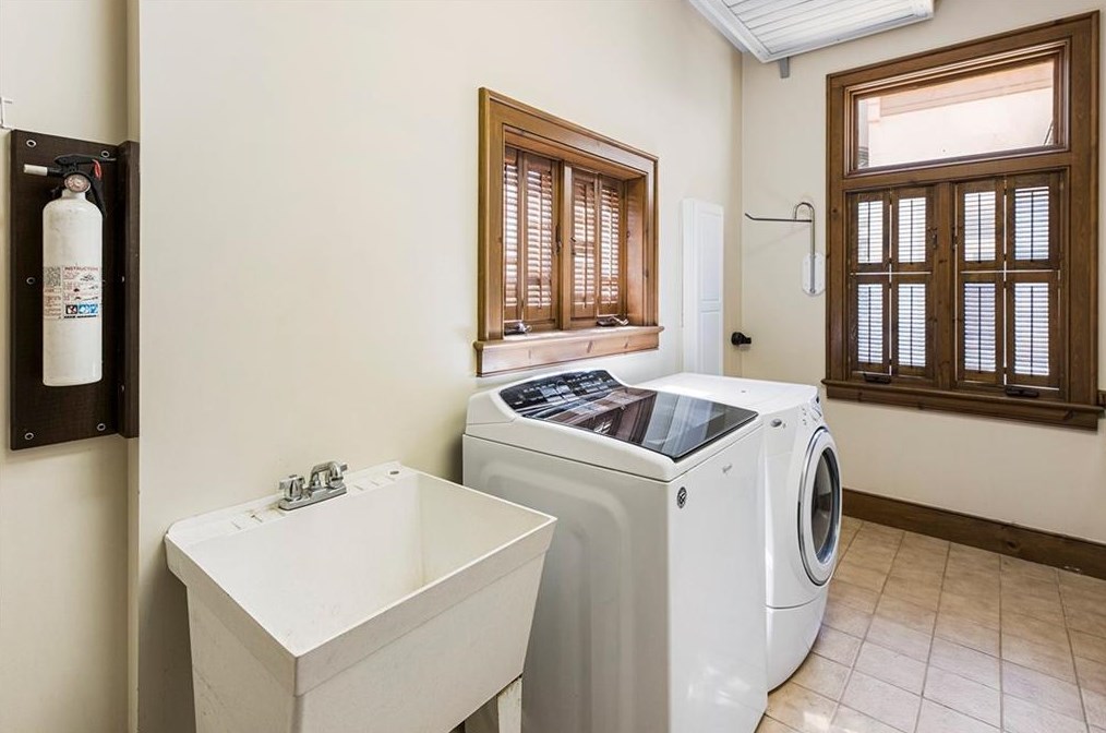 100 Wilderbluff Ct, Atlanta GA  30328-1147 exterior