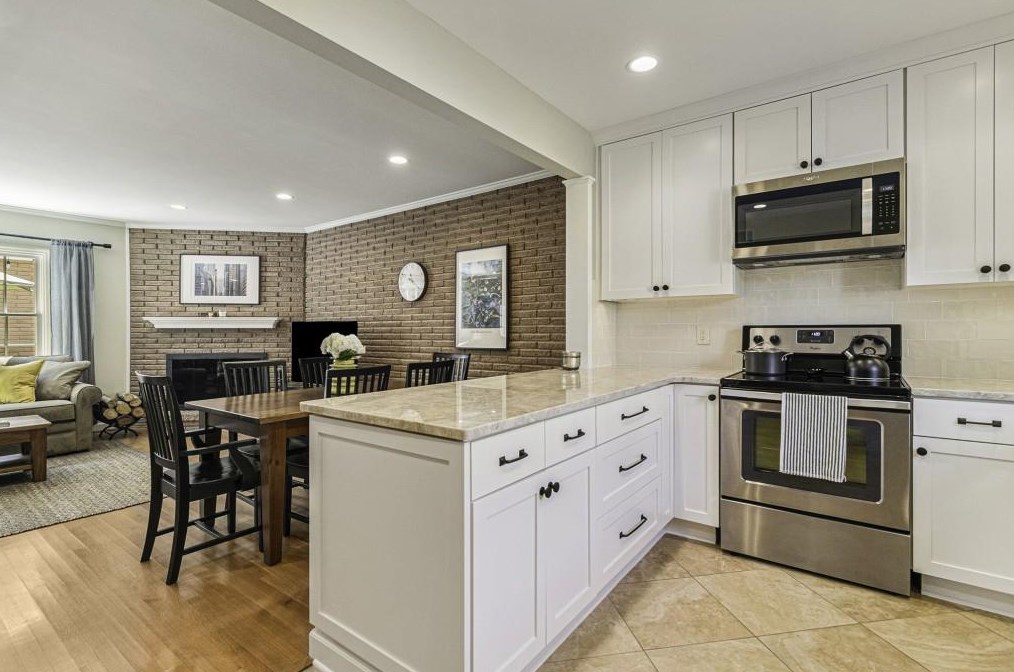 17 Sycamore Sq, Decatur GA  30030-1952 exterior