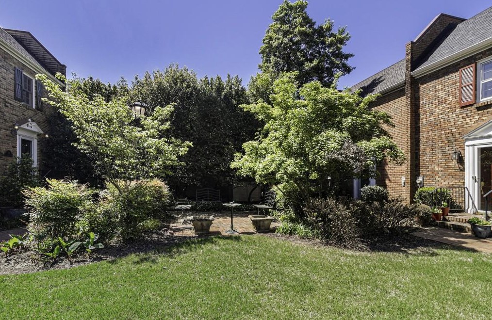 17 Sycamore Sq, Decatur GA  30030-1952 exterior