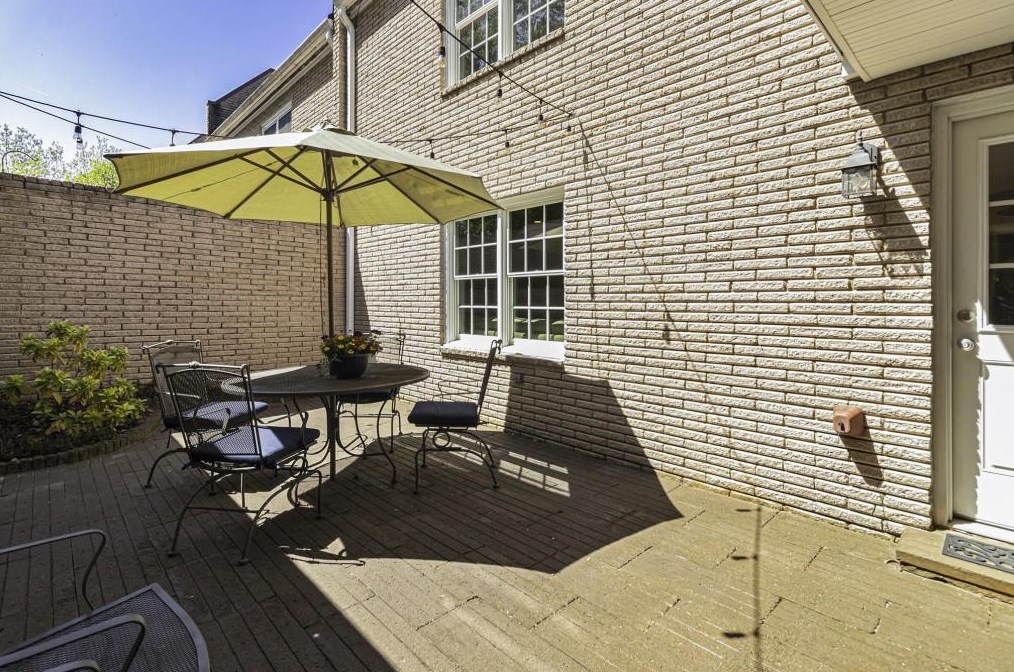 17 Sycamore Sq, Decatur GA  30030-1952 exterior