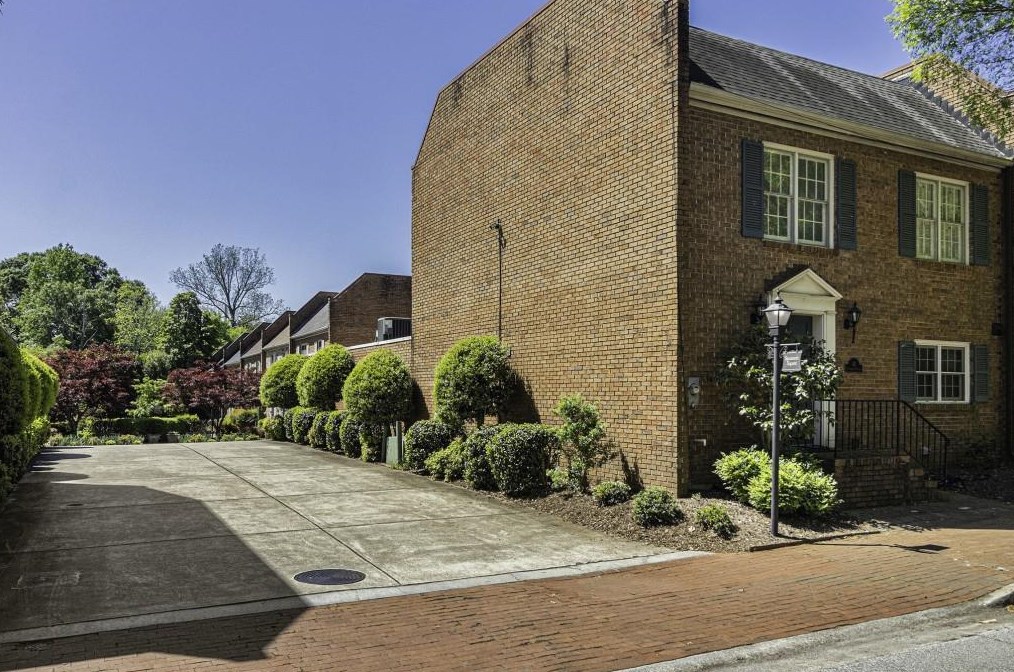 17 Sycamore Sq, Decatur GA  30030-1952 exterior