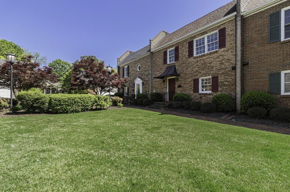 17 Sycamore Sq, Decatur GA  30030-1952 exterior