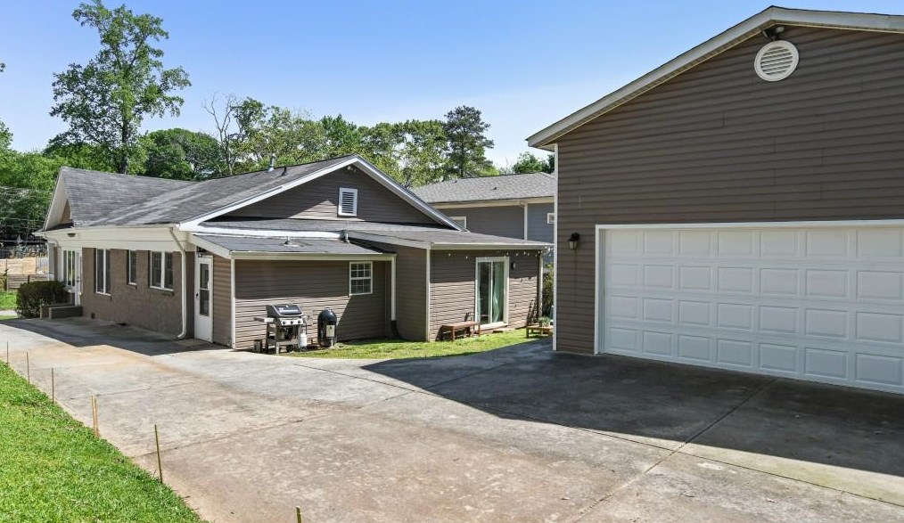 2286 Oakview Rd, Atlanta GA  30317-0026 exterior
