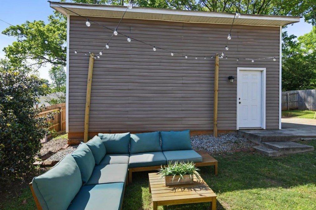 2286 Oakview Rd, Atlanta GA  30317-0026 exterior