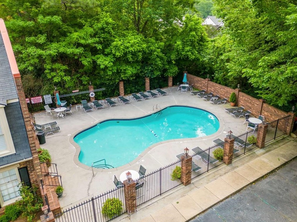 13 Queen Victoria Pl, Atlanta GA 30342-3751 exterior