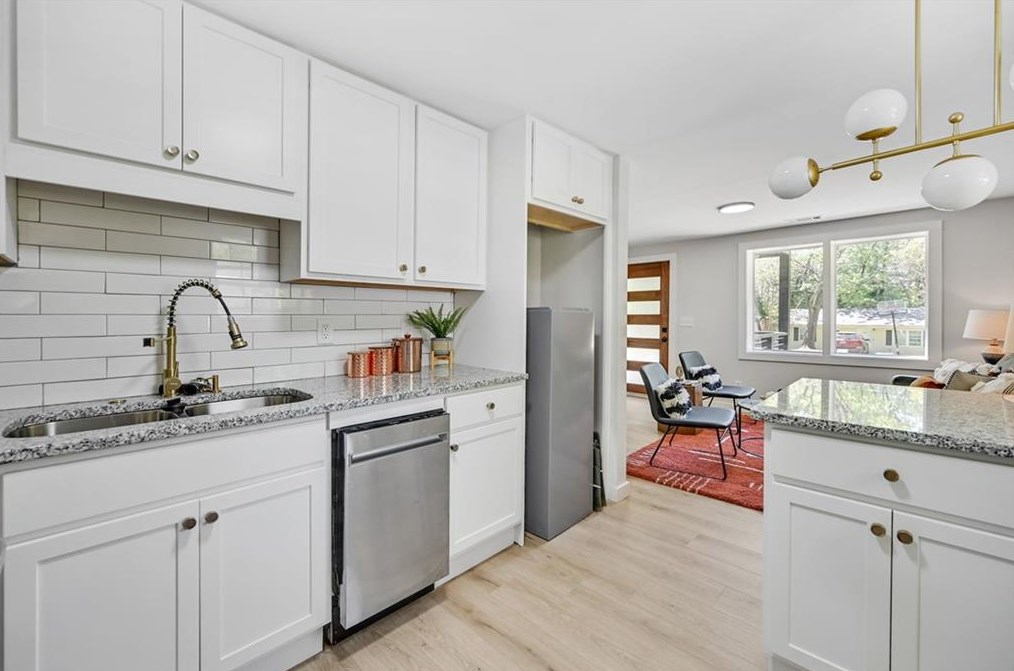 1087 Wedgewood Dr, Atlanta GA  30318-4553 exterior