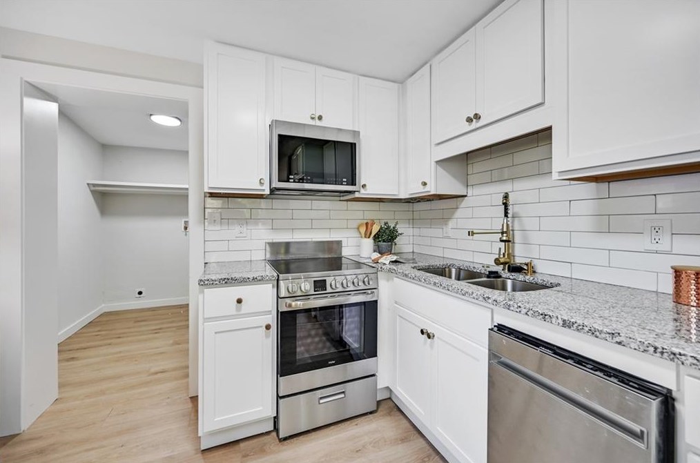1087 Wedgewood Dr, Atlanta GA  30318-4553 exterior