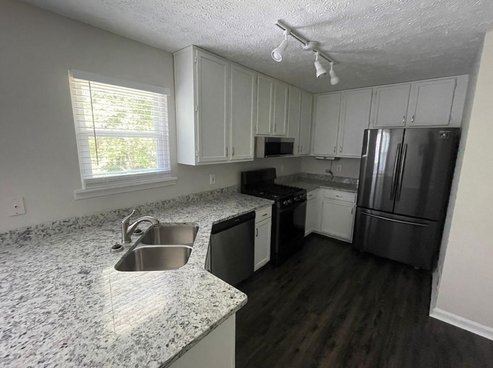 572 Emerald Pines Dr, Dallas GA  30157-8527 exterior