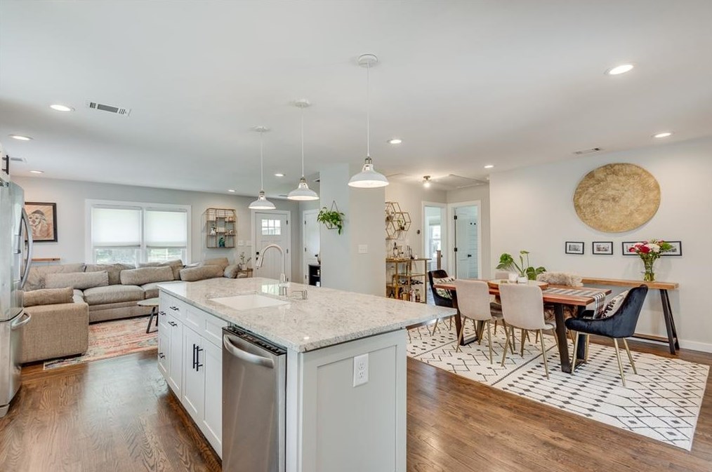 979 Oakview Dr, Smyrna GA  30080-4253 exterior