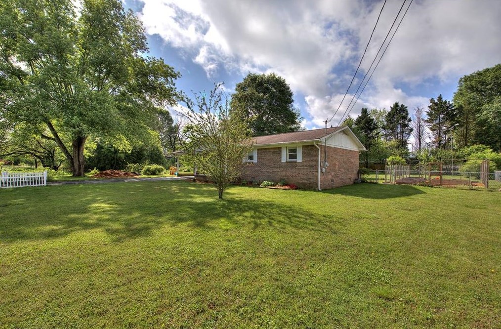151 Cardinal Dr, Calhoun GA  30701-9302 exterior