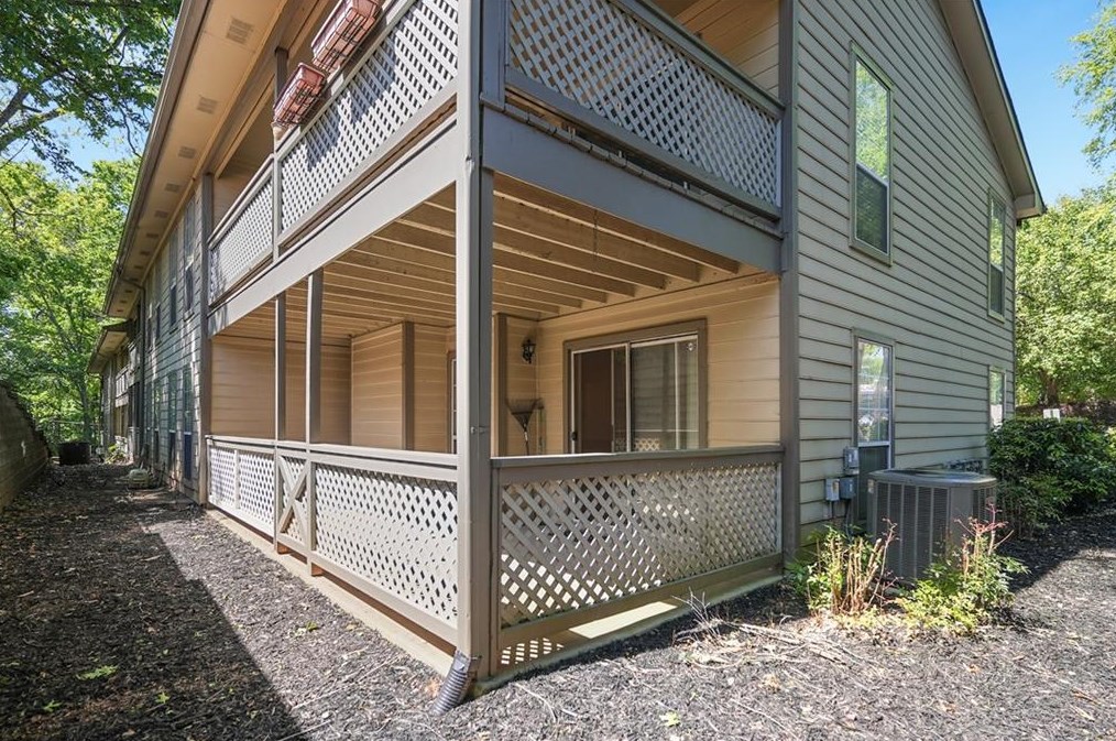 1346 Weatherstone Way, Atlanta GA  30324-4645 exterior