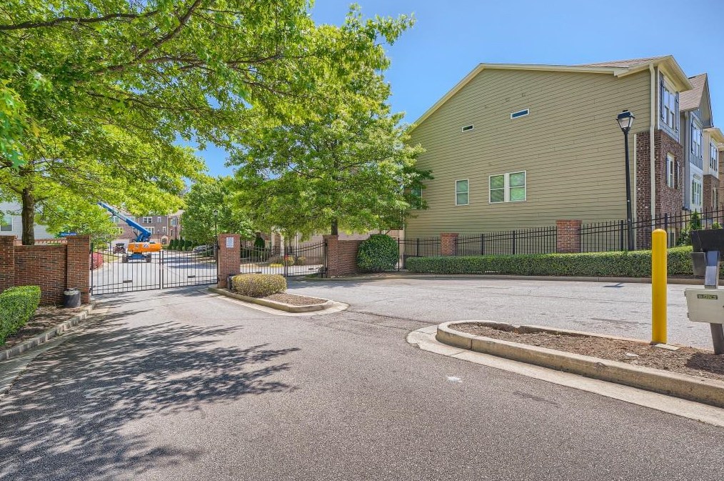 3027 Eltham Pl, Decatur GA  30033-3253 exterior