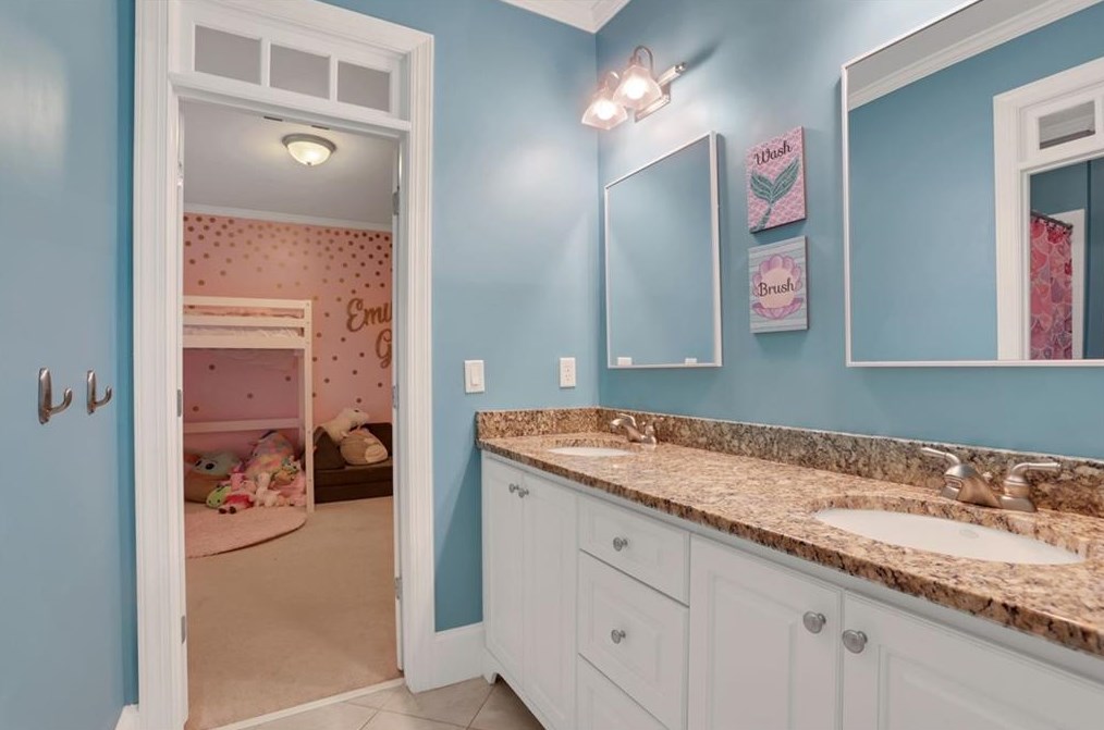 2451 Medlock Cmns, Decatur GA  30030-1599 exterior