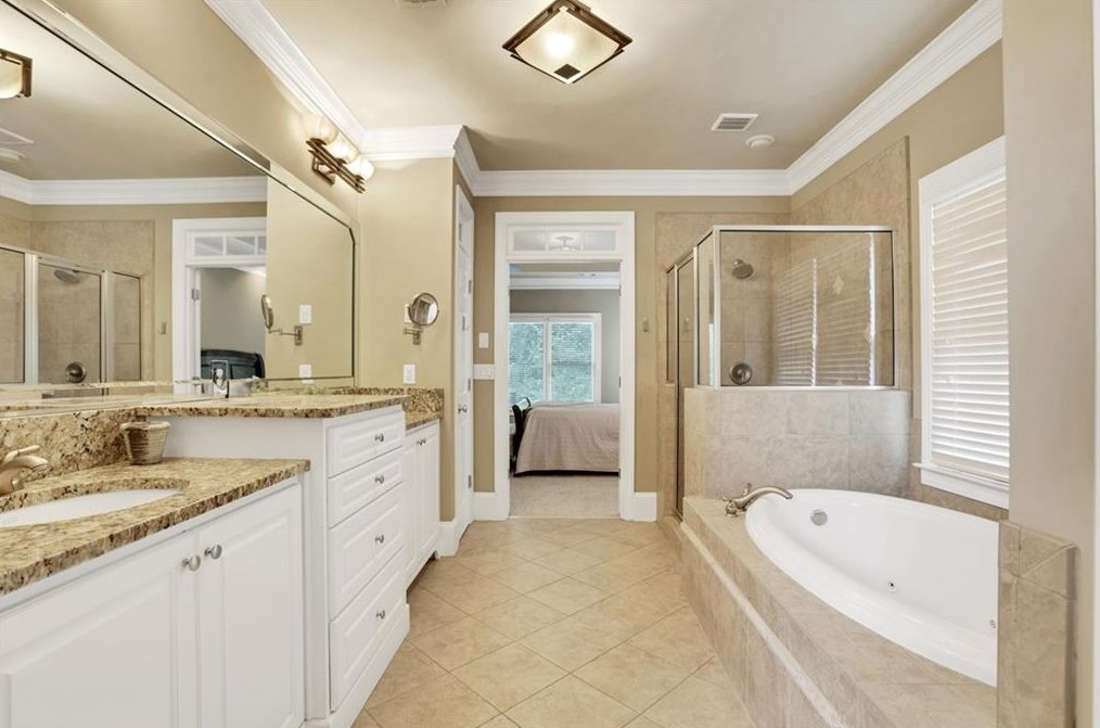 2451 Medlock Cmns, Decatur GA  30030-1599 exterior