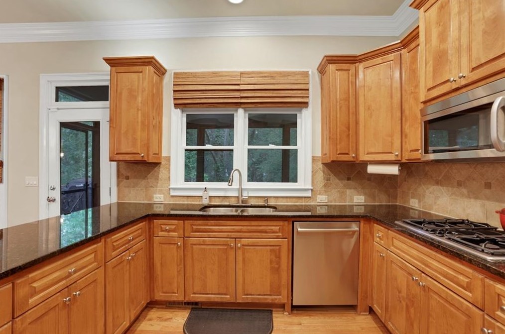 2451 Medlock Cmns, Decatur GA  30030-1599 exterior