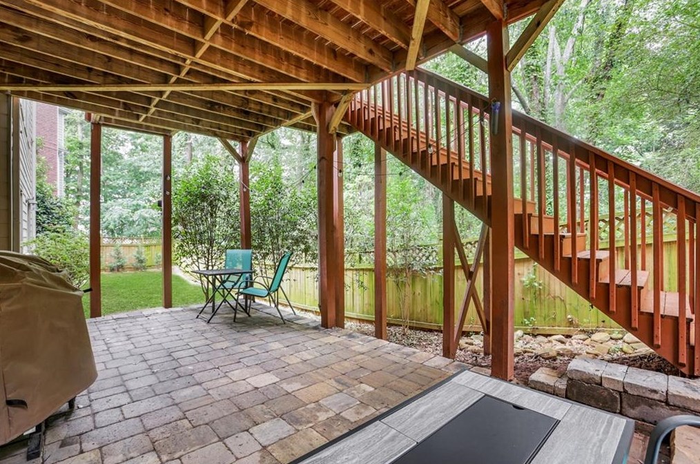 2451 Medlock Cmns, Decatur GA  30030-1599 exterior