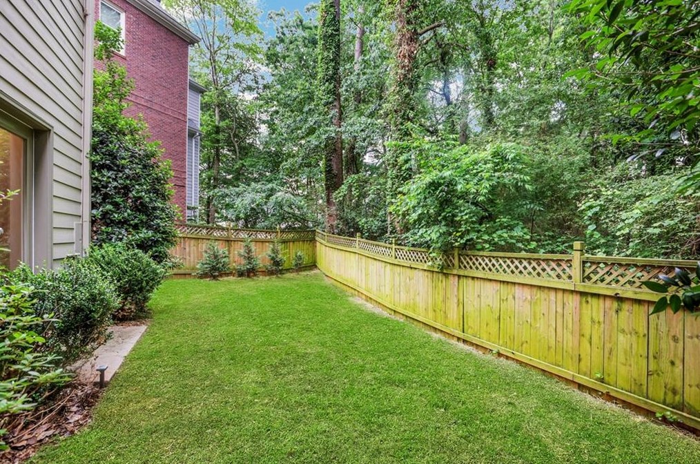 2451 Medlock Cmns, Decatur GA  30030-1599 exterior