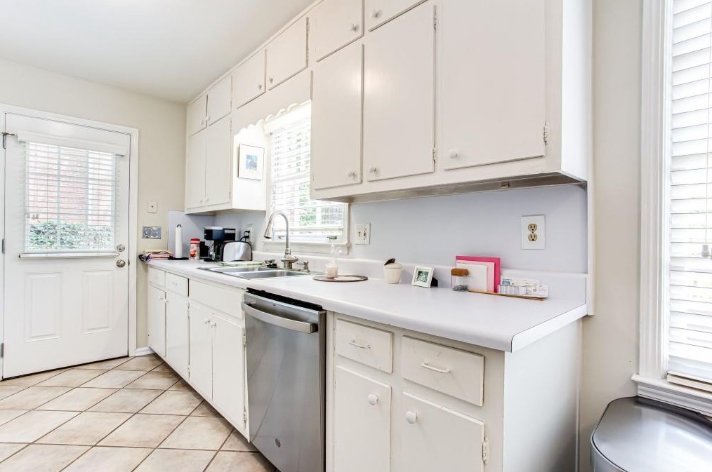 6765 Wright Rd, Atlanta GA  30328-2155 exterior