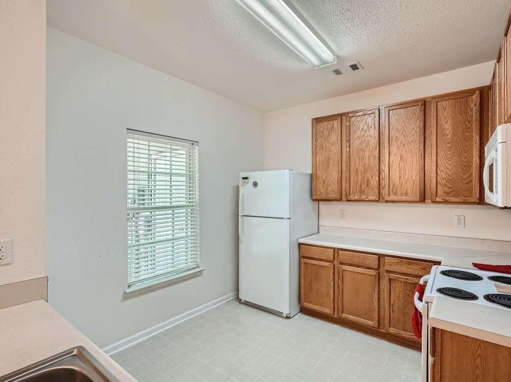 2737 Snapfinger Mnr, Decatur GA  30035-4166 exterior