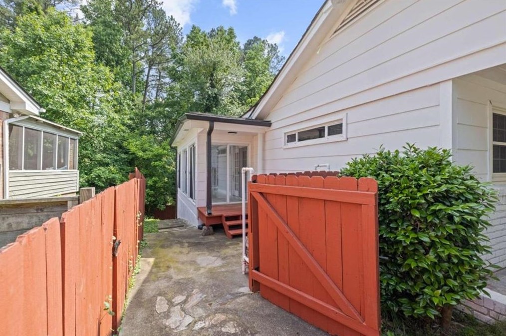 2984 Peek Rd, Atlanta GA  30318-6077 exterior