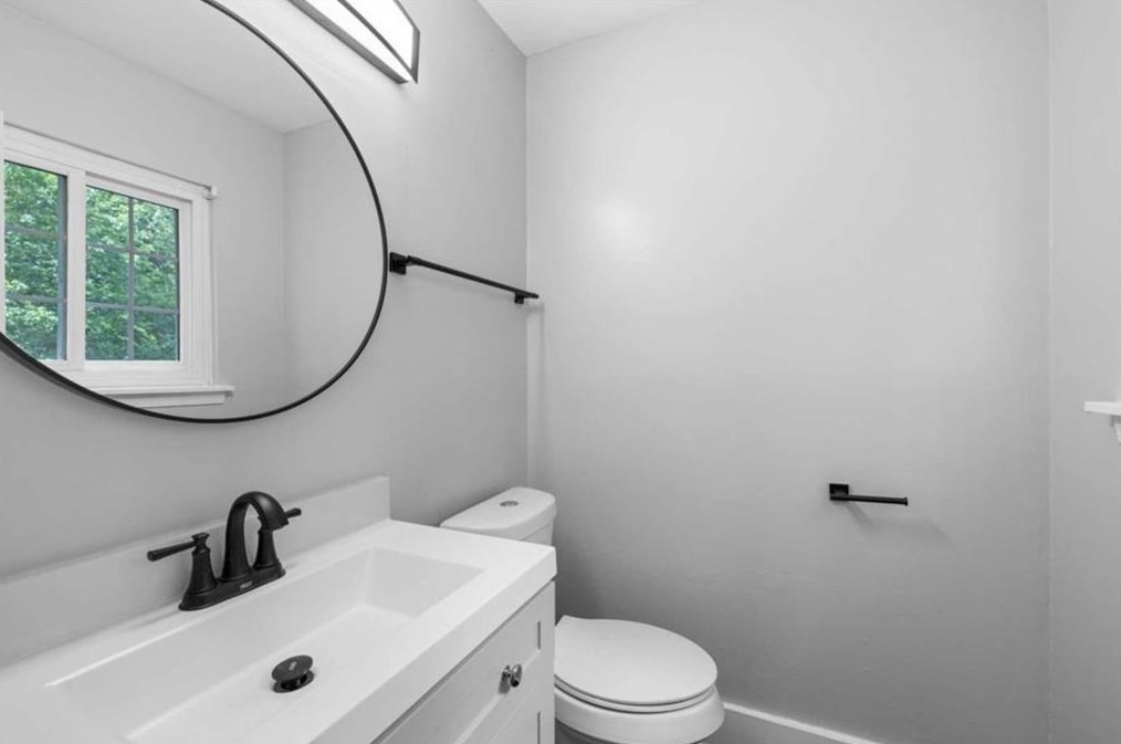 2984 Peek Rd, Atlanta GA  30318-6077 exterior